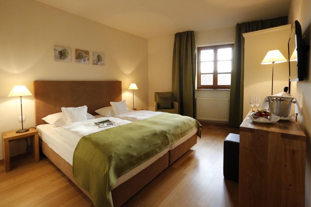 Hotel Weinkastell Zum Weissen Ross Kallstadt Zimmer foto